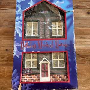 Holiday Classics Collection 2005 Lighted Moving Musical Christmas House S570